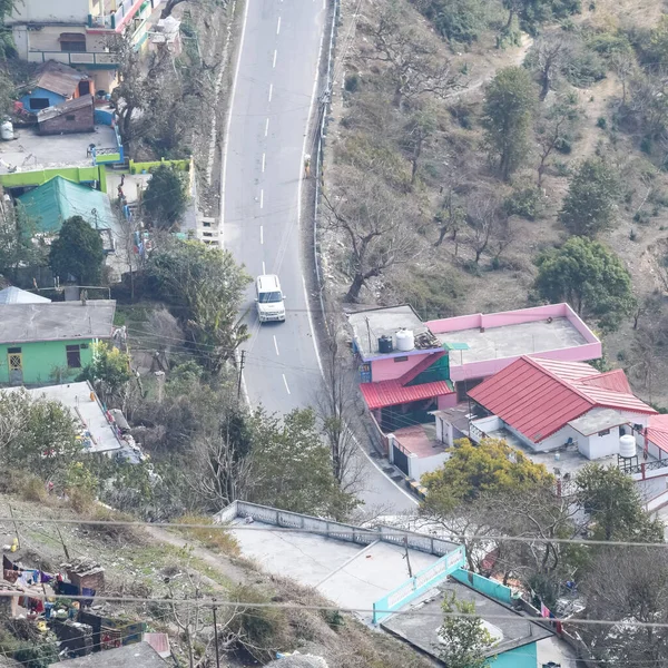 Luchtfoto Bovenaanzicht Van Verkeersvoertuigen Rijden Bergen Wegen Bij Nainital Uttarakhand — Stockfoto