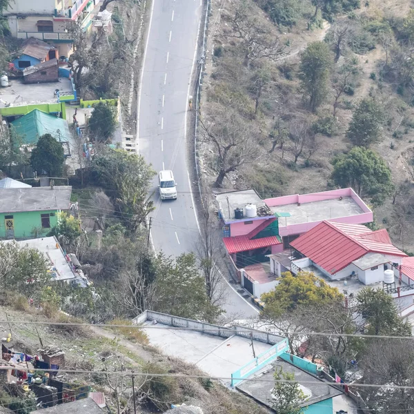 インド ウッタラーカンド州ナイニアルの山道を走る交通車両の空中上からの眺め交通車両の移動のための山の上からの眺め — ストック写真