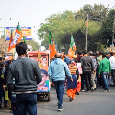 Delhi, Hindistan, 02 Aralık 2022 - Bharatiya Janata Partisi (BJP), BJP adayı Pankaj Luthara 'yı desteklemek amacıyla düzenlenen mega yol gösterisinde, MCD yerel seçimleri öncesinde adaylık belgelerini dosyalamak için 2022