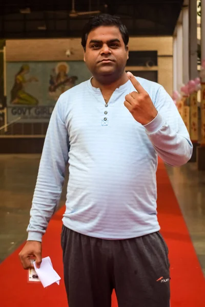 stock image New Delhi, India - December 04 2022 - Unidentified people showing their ink-marked fingers after casting votes in front of polling booth of east Delhi area for MCD local body Elections 2022