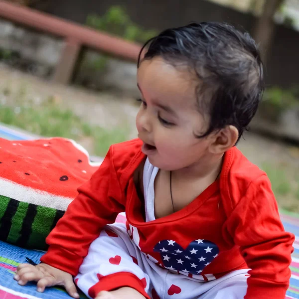 Carino Piccolo Bambino Indiano Seduto Godendo Riprese All Aperto Parco — Foto Stock