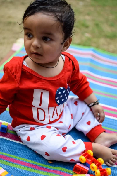 Симпатичный Маленький Индийский Младенец Сидящий Наслаждаясь Открытой Съемкой Парке Общества — стоковое фото