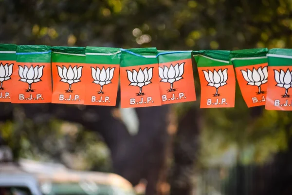 Hindistan siyasi partisinin Bharatiya Janata Partisi Bayrağı, BJP Bhartiya Janta Parti Bayrak Dalgalanması Delhi, Hindistan 'da başbakan gösterisi sırasında