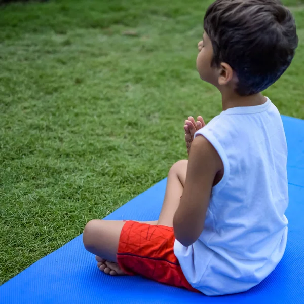 Asiático Inteligente Niño Haciendo Yoga Pose Parque Sociedad Aire Libre — Foto de Stock
