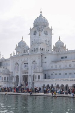 Amritsar, Hindistan - 26 Şubat 2023 - Amritsar, Punjab, Punjab 'daki Altın Tapınak' taki (Harmandir Sahib) tanımlanamayan dindarlar,