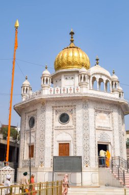 Amritsar, Hindistan - 26 Şubat 2023 - Amritsar, Punjab, Punjab 'daki Altın Tapınak' taki (Harmandir Sahib) tanımlanamayan dindarlar,