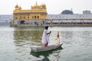 Amritsar, Hindistan - 26 Şubat 2023 - Amritsar, Punjab, Punjab 'daki Altın Tapınak' taki (Harmandir Sahib) tanımlanamayan dindarlar,