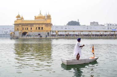 Amritsar, Hindistan - 26 Şubat 2023 - Amritsar, Punjab, Punjab 'daki Altın Tapınak' taki (Harmandir Sahib) tanımlanamayan dindarlar,