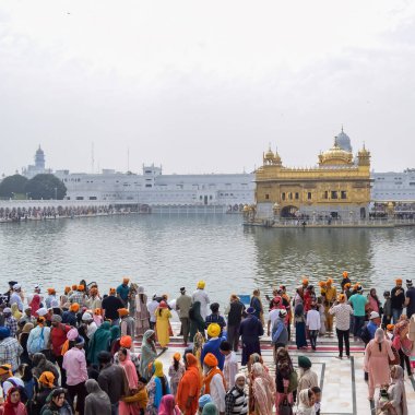 Amritsar, Hindistan - 26 Şubat 2023 - Amritsar, Punjab, Punjab 'daki Altın Tapınak' taki (Harmandir Sahib) tanımlanamayan dindarlar,