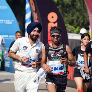 Yeni Delhi, Hindistan - 16 Ekim 2022 - Bitmek üzere olan maraton katılımcılarının bitiş çizgisini geçmek üzere olan Delhi Yarı Maratonu 2022