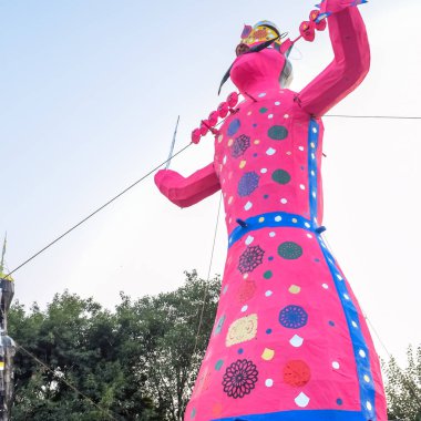 Ravnans 'ın Dussera festivali sırasında Hindistan, Delhi' de Ramleela 'da alevlenmesi, Dussera Fuarı sırasında Lord Rama' nın zaferini kutlamak için Ravana 'nın büyük heykeli ateşe verilmesi.