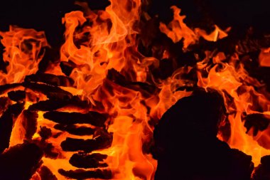 Siyah arka planda alevler, alev alev dokusu arka planda, çok güzel, ateş yanıyor, ateş odun ve inek gübresi ateşiyle yanıyor.