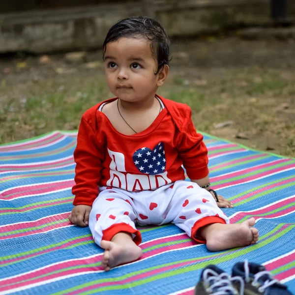 Bebê Indiano Pequeno Bonito Sentado Desfrutando Tiro Livre Parque Sociedade — Fotografia de Stock