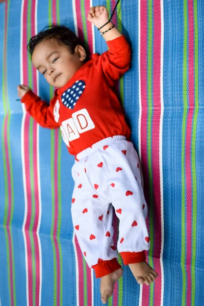 Симпатичный Маленький Индийский Младенец Сидящий Наслаждаясь Открытой Съемкой Парке Общества — стоковое фото