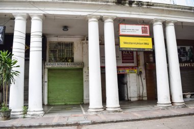 Delhi, Hindistan, 31 Mart 2023 - Ünlü iş bölgesi Connaught Place Yeni Delhi 'nin merkezinde ofis, banka ve alışveriş merkezi olarak bilinir. Delhi, Hindistan 'da İngiliz tarzı mimari CP