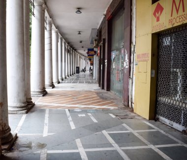 Delhi, Hindistan, 31 Mart 2023 - Ünlü iş bölgesi Connaught Place Yeni Delhi 'nin merkezinde ofis, banka ve alışveriş merkezi olarak bilinir. Delhi, Hindistan 'da İngiliz tarzı mimari CP
