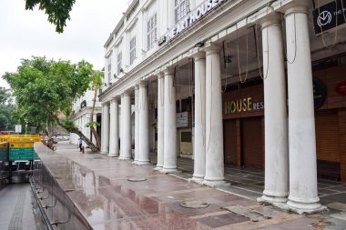 Delhi, Hindistan, 31 Mart 2023 - Ünlü iş bölgesi Connaught Place Yeni Delhi 'nin merkezinde ofis, banka ve alışveriş merkezi olarak bilinir. Delhi, Hindistan 'da İngiliz tarzı mimari CP