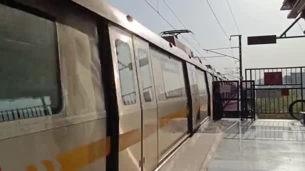 Nuova Delhi India Aprile 2023 Treno Della Metropolitana Delhi Arriva — Video Stock