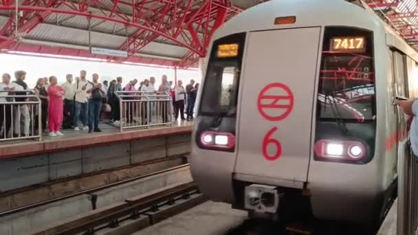 2023年4月10日 德里地铁到达印度新德里的Jhandewalan地铁站 亚洲的Jhandewalan地铁站 — 图库视频影像