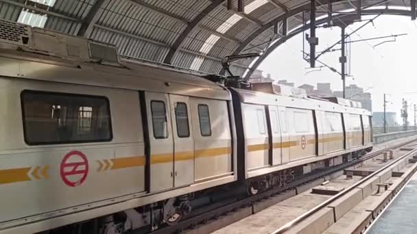 Neu Delhi Indien April 2023 Delhi Metro Zug Bei Der — Stockvideo