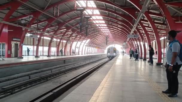 New Delhi India April 2023 Delhi Metro Trein Aankomen Jhandewalan — Stockvideo