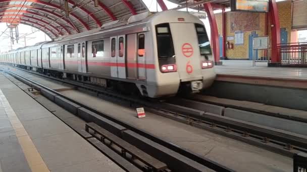 New Delhi India April 2023 Delhi Metro Train Arriving Jhandewalan — Stock Video