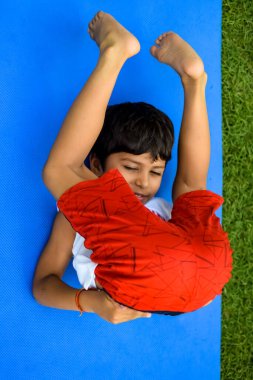 Sosyete parkında yoga pozu veren Asyalı zeki çocuk, çocuk yoga pozu. Yoga yapan küçük çocuk.