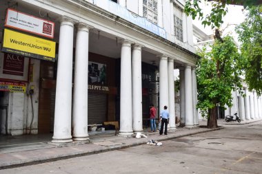 Delhi, Hindistan, 31 Mart 2023 - Ünlü iş bölgesi Connaught Place Yeni Delhi 'nin merkezinde ofis, banka ve alışveriş merkezi olarak bilinir. Delhi, Hindistan 'da İngiliz tarzı mimari CP