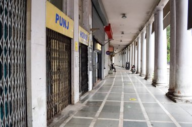 Delhi, Hindistan, 31 Mart 2023 - Ünlü iş bölgesi Connaught Place Yeni Delhi 'nin merkezinde ofis, banka ve alışveriş merkezi olarak bilinir. Delhi, Hindistan 'da İngiliz tarzı mimari CP