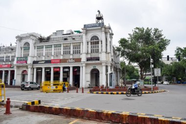 Delhi, Hindistan, 31 Mart 2023 - Ünlü iş bölgesi Connaught Place Yeni Delhi 'nin merkezinde ofis, banka ve alışveriş merkezi olarak bilinir. Delhi, Hindistan 'da İngiliz tarzı mimari CP