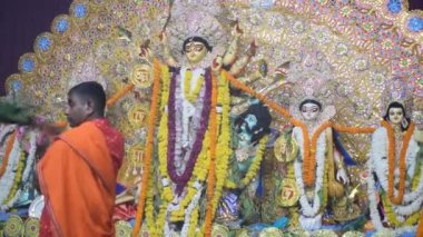 Delhi, Hindistan, Ekim 02: 2022 - Durga Idol 'un önünde ruhani dans yapan dindarlar, Durga Puja kutlamaları için Jhilmil Kolonisi Delhi' deki Kali Bari tapınağı, Durga utsav festivali, Ekim 2022