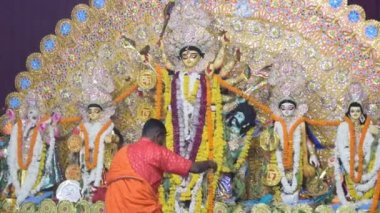 Delhi, Hindistan, Ekim 02: 2022 - Durga Idol 'un önünde ruhani dans yapan dindarlar, Durga Puja kutlamaları için Jhilmil Kolonisi Delhi' deki Kali Bari tapınağı, Durga utsav festivali, Ekim 2022