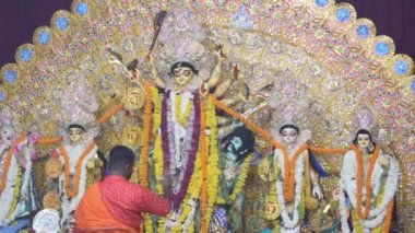 Delhi, Hindistan, Ekim 02: 2022 - Durga Idol 'un önünde ruhani dans yapan dindarlar, Durga Puja kutlamaları için Jhilmil Kolonisi Delhi' deki Kali Bari tapınağı, Durga utsav festivali, Ekim 2022