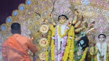 Delhi, Hindistan, Ekim 02: 2022 - Durga Idol 'un önünde ruhani dans yapan dindarlar, Durga Puja kutlamaları için Jhilmil Kolonisi Delhi' deki Kali Bari tapınağı, Durga utsav festivali, Ekim 2022