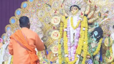 Delhi, Hindistan, Ekim 02: 2022 - Durga Idol 'un önünde ruhani dans yapan dindarlar, Durga Puja kutlamaları için Jhilmil Kolonisi Delhi' deki Kali Bari tapınağı, Durga utsav festivali, Ekim 2022