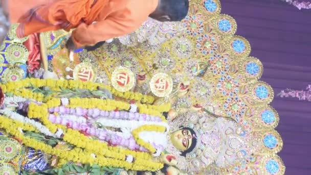 デリー インド 2022年10月2日 ドゥルガ アイドルの前で精神舞踊を披露する信者 ジミル植民地のカリ バリ寺院でのドゥルガ プーケットのお祝い2022年10月のドゥルガ ウッサーヴ フェスティバル — ストック動画