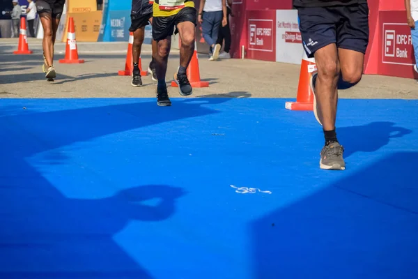 印度新德里 2022年10月16日 维坦塔德里半程马拉松赛赛后 马拉松选手即将跨过终点线 德里半程马拉松赛2022 — 图库照片