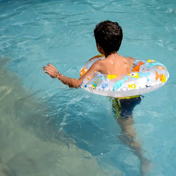 Szczęśliwy Indyjski Chłopiec Pływanie Basenie Dziecko Kostiumie Kąpielowym Wraz Rurką — Zdjęcie stockowe