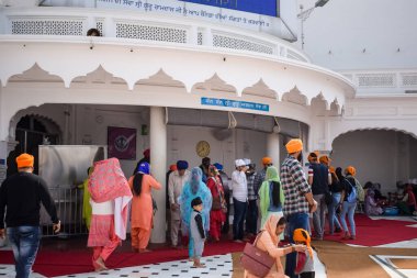 Amritsar, Hindistan - 26 Şubat 2023 - Amritsar, Punjab, Punjab 'daki Altın Tapınak' taki (Harmandir Sahib) tanımlanamayan dindarlar,