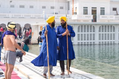 Amritsar, Hindistan - 26 Şubat 2023 - Amritsar, Punjab, Punjab 'daki Altın Tapınak' taki (Harmandir Sahib) tanımlanamayan dindarlar,