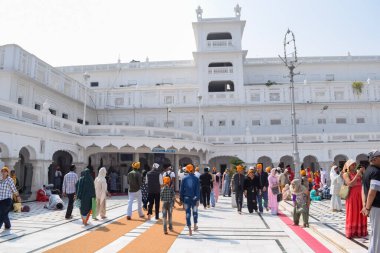 Amritsar, Hindistan - 26 Şubat 2023 - Amritsar, Punjab, Punjab 'daki Altın Tapınak' taki (Harmandir Sahib) tanımlanamayan dindarlar,
