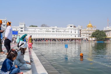 Amritsar, Hindistan - 26 Şubat 2023 - Amritsar, Punjab, Punjab 'daki Altın Tapınak' taki (Harmandir Sahib) tanımlanamayan dindarlar,