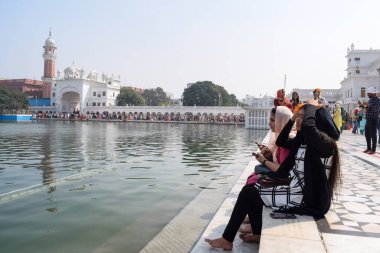 Amritsar, Hindistan - 26 Şubat 2023 - Amritsar, Punjab, Punjab 'daki Altın Tapınak' taki (Harmandir Sahib) tanımlanamayan dindarlar,
