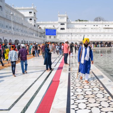 Amritsar, Hindistan - 26 Şubat 2023 - Amritsar, Punjab, Punjab 'daki Altın Tapınak' taki (Harmandir Sahib) tanımlanamayan dindarlar,