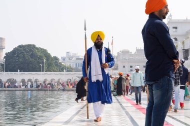 Amritsar, Hindistan - 26 Şubat 2023 - Amritsar, Punjab, Punjab 'daki Altın Tapınak' taki (Harmandir Sahib) tanımlanamayan dindarlar,