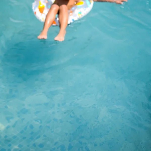 Happy Indian Boy Zwemmen Een Zwembad Kid Dragen Zwemkleding Samen — Stockfoto
