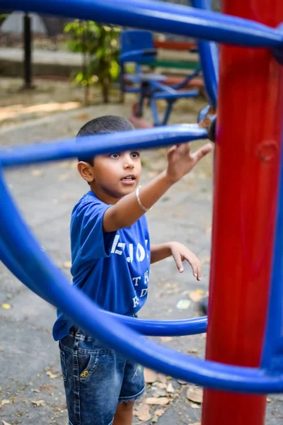 Asyalı çocuk sabah vakti sosyete parkında rutin egzersiz yapıyor. Kendini hayat boyu zinde tutmak için şirin bir çocuk egzersizi ve spor salonu. Çocukların açık hava egzersizleri.