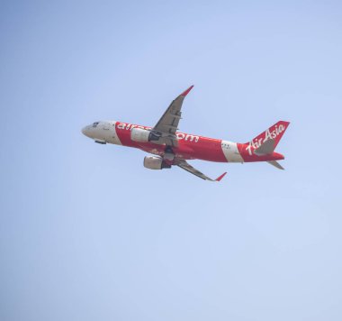 Yeni Delhi, Hindistan, 16 Nisan 2023 - Indra Gandhi Uluslararası Havalimanı Delhi 'den havalanan Air Asia Airbus A320, gündüz mavi gökyüzünde uçan iç uçak