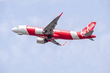 Yeni Delhi, Hindistan, 16 Nisan 2023 - Indra Gandhi Uluslararası Havalimanı Delhi 'den havalanan Air Asia Airbus A320, gündüz mavi gökyüzünde uçan iç uçak