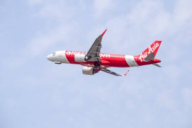 Yeni Delhi, Hindistan, 16 Nisan 2023 - Indra Gandhi Uluslararası Havalimanı Delhi 'den havalanan Air Asia Airbus A320, gündüz mavi gökyüzünde uçan iç uçak